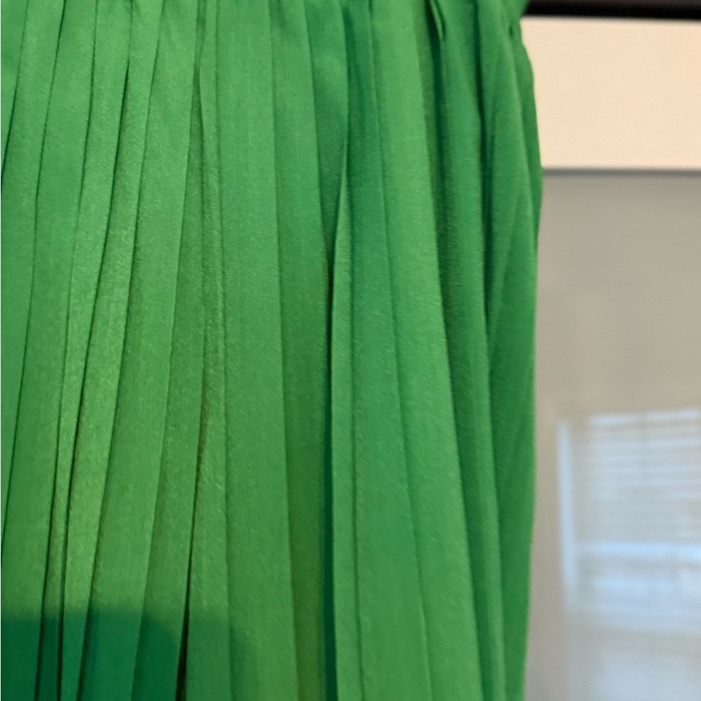 Elegant Green Pleated Wide legs- Never Worn - Picture 5 of 9